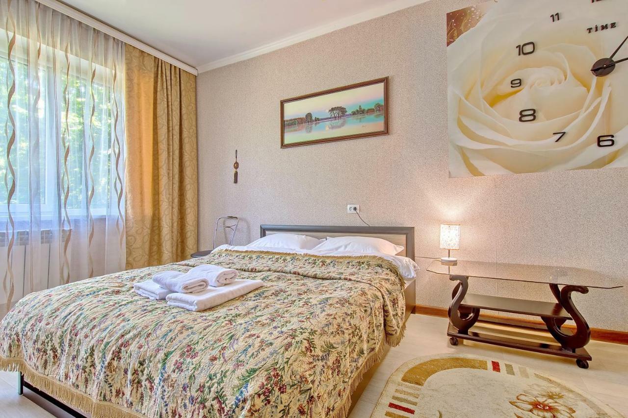 Cozy apartment on Rozybakiev 145. Atakent Almatı Dış mekan fotoğraf